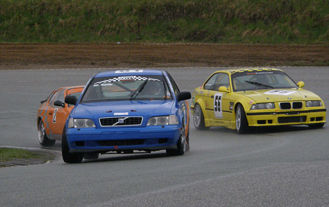 Når forholdene på banen er sværest, er Martin Sally Pedersen hurtigst! Her har Porsche køreren Peter Mikkelsen (2) og BMW køreren Kjeld Graabæk måtte se sig passeret af Volvo S40 raceren.